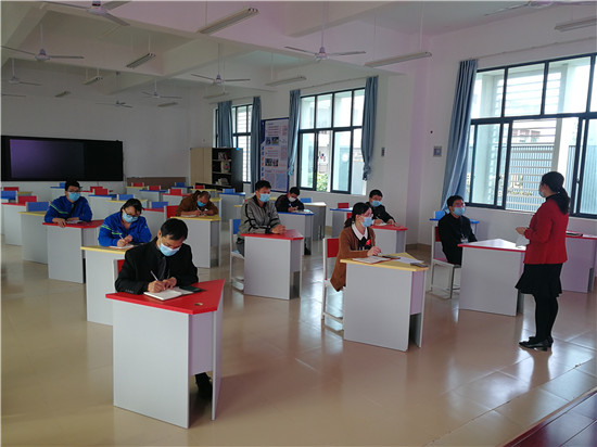 支部书记陆冠宇介绍创建党建特色品牌“星火燎原”系列活动的内容.jpg
