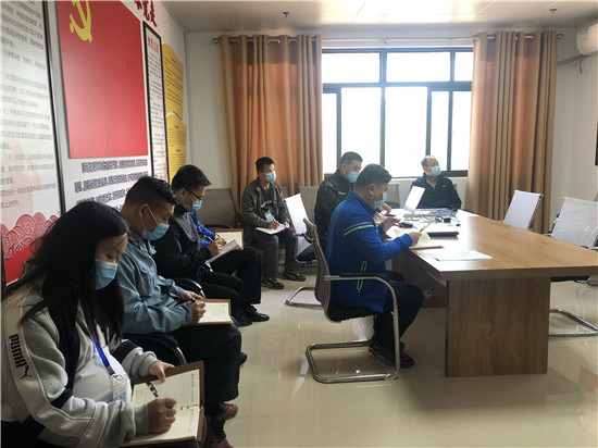 第六支部全体党员在观看“新型冠状病毒肺炎武汉战役纪”视频.jpg