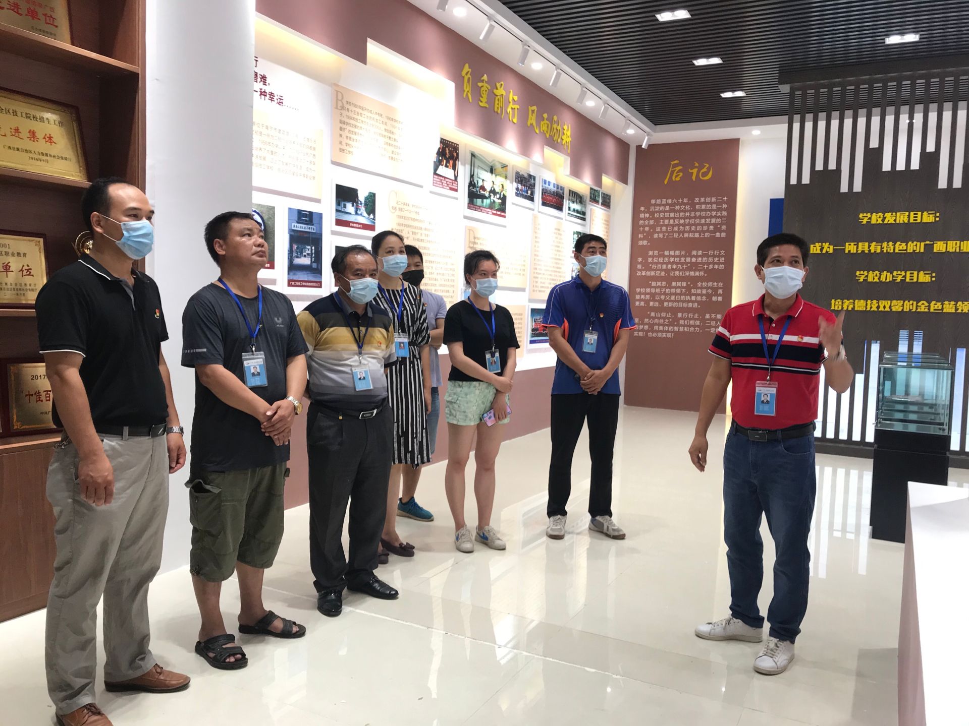 党委委员、副校长蓝阳翀讲解校史.jpg