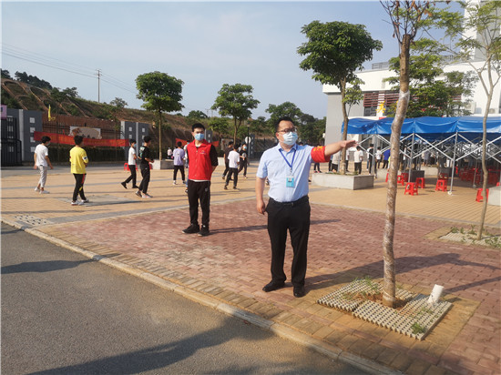 德行办杨琪主任带着团员正在引导学生按照规定的路线行走.jpg