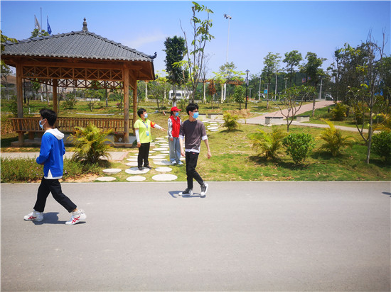 德行办刘敏书老师带着团员正在提醒学生注意保持好安全距离.jpg