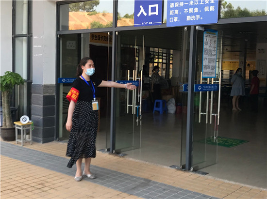 支部书记陆冠宇在食堂门口引导学生有序打饭.jpg