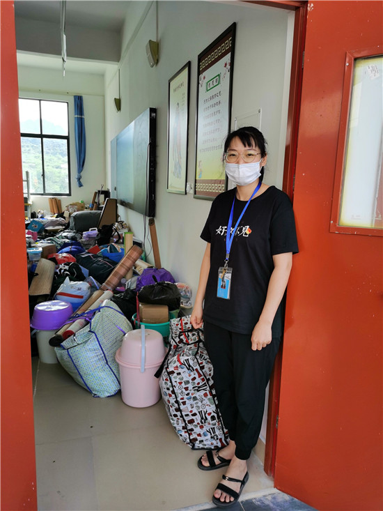党员林洪吉老师在有序发放学生行李.jpg