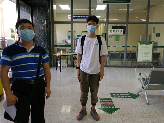 党办主任李青在凌晨护送体温异常学生前往医院就医.jpg