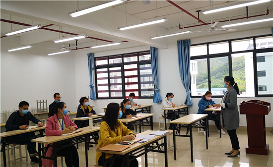支部书记麦芳与党员分享学习体会.jpg