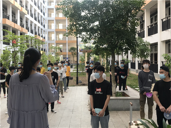 支部党员农小婷对学生强调疫情期间安全就餐的相关要求.jpg