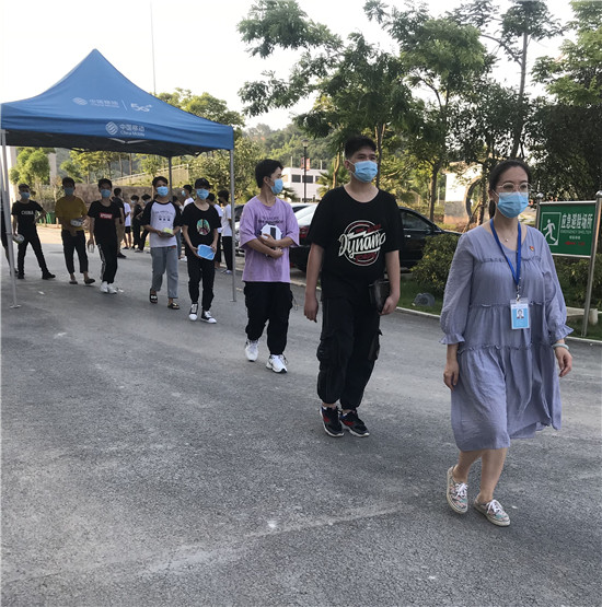 图片为支部党员农小婷带领学生有序到饭堂就餐.jpg