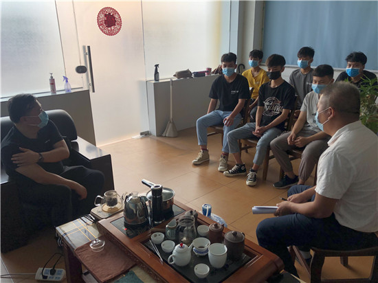 罗志副校长(左)黄恩仔老师(右)到南宁汽车维修各实习点检查防疫工作及安全教育.jpg 罗志副校长(左)黄恩仔老师(右)到南宁汽车维修各实习点检查防疫工作及安全教育.jpg
