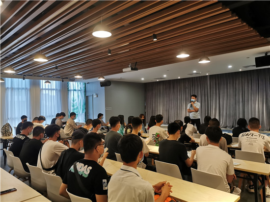 梁邱老师到广州中味餐饮服务有限公司了解烹饪专业学生实习情况进行安全教育.jpg 梁邱老师到广州中味餐饮服务有限公司了解烹饪专业学生实习情况进行安全教育.jpg
