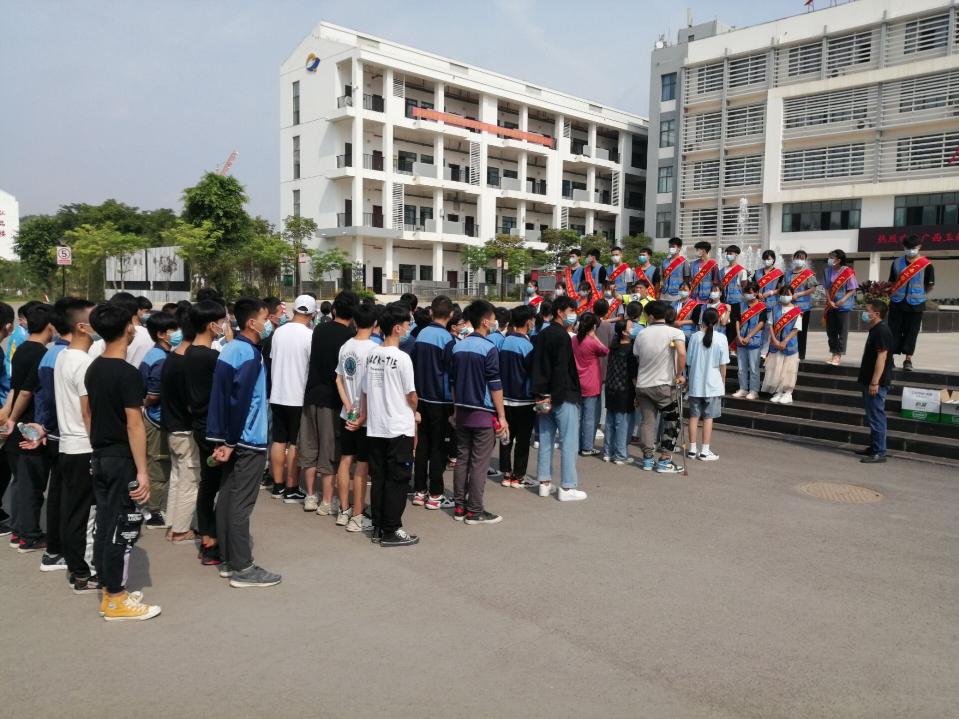 志愿者能时刻准备同学们的到来.jpg 志愿者能时刻准备同学们的到来.jpg