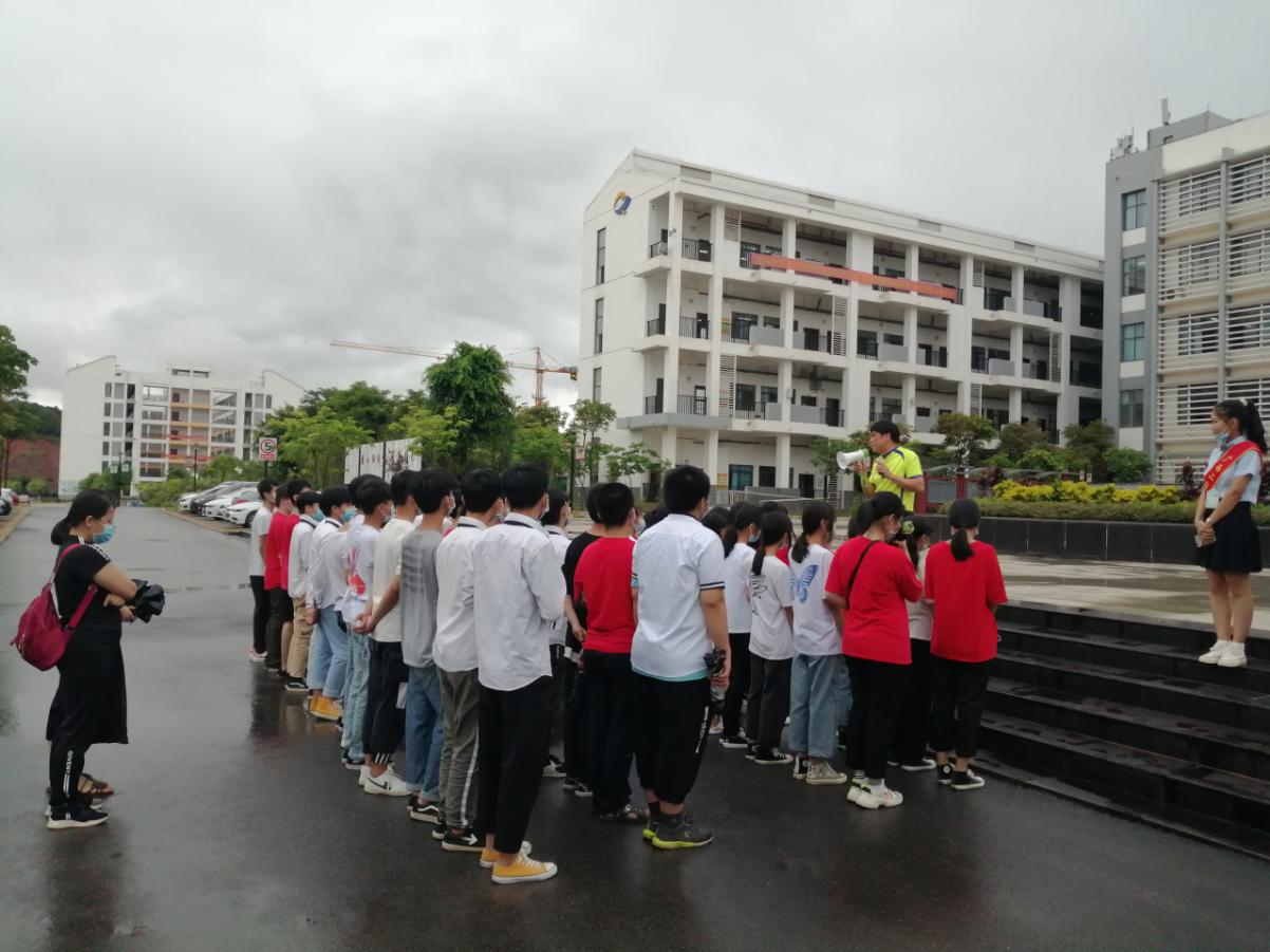 李玉军主任接待到校参观同学.jpg 李玉军主任接待到校参观同学.jpg