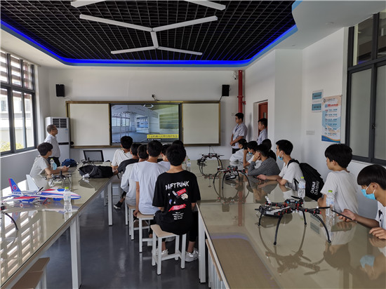 参观无人机教室并观看机电工程系宣传片.jpg 参观无人机教室并观看机电工程系宣传片.jpg