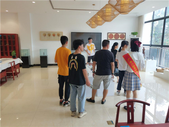 参观工艺美术展厅.jpg 参观工艺美术展厅.jpg
