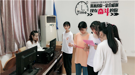 前来咨询的学生现场咨询.jpg 前来咨询的学生现场咨询.jpg