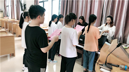 前来参观的同学现场报名.jpg 前来参观的同学现场报名.jpg
