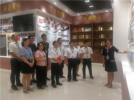 陆冠宇同志担任讲解员.jpg 陆冠宇同志担任讲解员.jpg