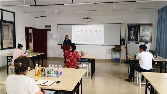 第四党支部第二党小组为响应申办技师学院誓师大会,重温入党誓词,庄严宣誓,做好一名合格党员4.jpg 第四党支部第二党小组为响应申办技师学院誓师大会,重温入党誓词,庄严宣誓,做好一名合格党员4.jpg