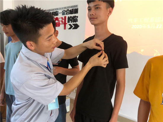 郑友哲书记为团员佩戴新团徽.png 郑友哲书记为团员佩戴新团徽.png