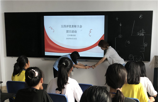 何瑞珊老师为优秀团员授奖.png 何瑞珊老师为优秀团员授奖.png
