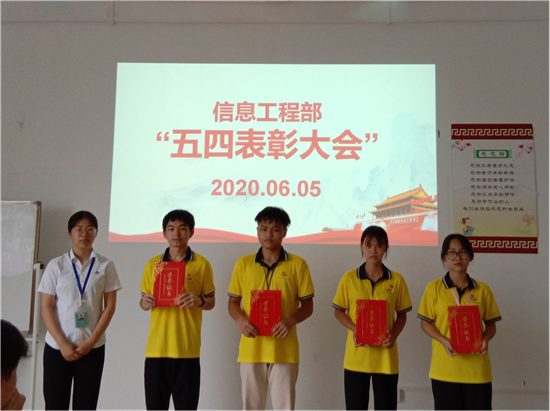 团总支书记谢紫珊老师为获奖同学颁奖.png