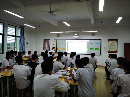 公共基础部林洪吉老师进行数学课程磨课.jpg 公共基础部林洪吉老师进行数学课程磨课.jpg