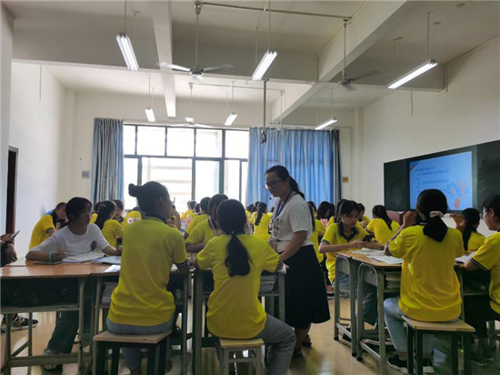 秦一兰老师进行德育课程磨课.jpg 秦一兰老师进行德育课程磨课.jpg