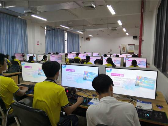 曾少娟老师上课.jpg 曾少娟老师上课.jpg