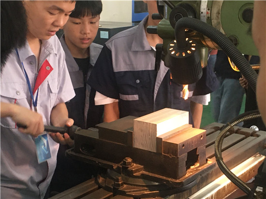 李家楼老师以企业零件加工真实案例引入教学内容,明确了学习目标。通过铣床加工平台进行模具加工,检验课堂学习效果,并针对加工成品进行了点评讲解.jpg 李家楼老师以企业零件加工真实案例引入教学内容,明确了学习目标。通过铣床加工平台进行模具加工,检验课堂学习效果,并针对加工成品进行了点评讲解.jpg