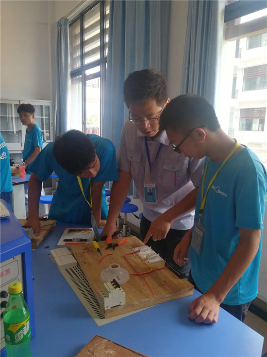 龙冠良老师教学过程中设置了多个互动教学环节,教学氛围活跃,学生能够积极展示自己的学习成果,取得较好的学习效果.jpg 龙冠良老师教学过程中设置了多个互动教学环节,教学氛围活跃,学生能够积极展示自己的学习成果,取得较好的学习效果.jpg