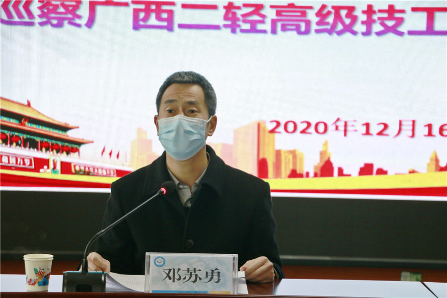 自治区二轻联社党组巡察组组长、联社党组成员、副主任邓苏勇.jpg 自治区二轻联社党组巡察组组长、联社党组成员、副主任邓苏勇.jpg