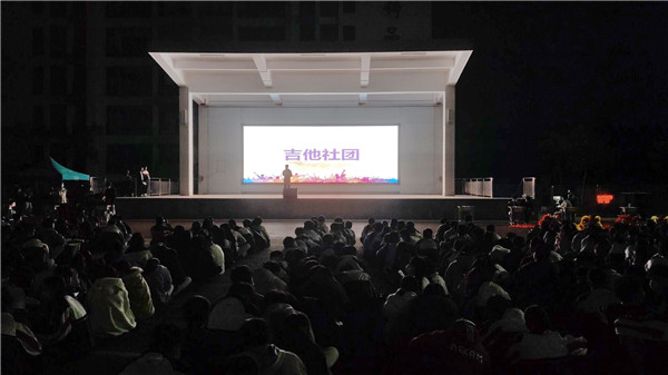 社团负责人在全校同学面前为本社团做宣讲.jpg 社团负责人在全校同学面前为本社团做宣讲.jpg