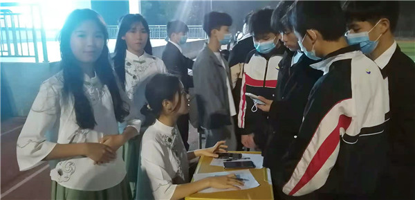 社团魅力挡不住,同学纷纷来咨询.jpg 社团魅力挡不住,同学纷纷来咨询.jpg