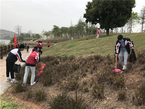 志愿者们清理河道垃圾.jpg 志愿者们清理河道垃圾.jpg